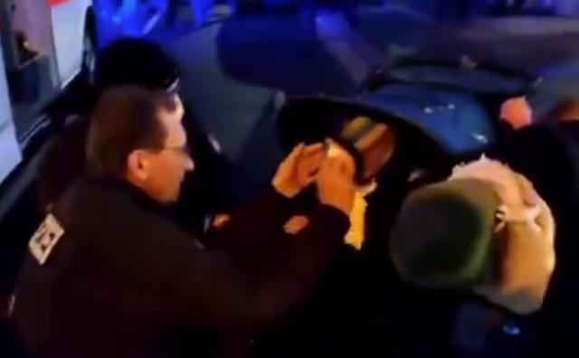 当盾牌?德国4岁孩子被带到反封锁抗议现场,惨遭警察喷胡椒喷雾休闲区蓝鸢梦想 - Www.slyday.coM 当盾牌?德国4岁孩子被带到反封锁抗议现场,惨遭警察喷胡椒喷雾休闲区蓝鸢梦想 - Www.slyday.coM