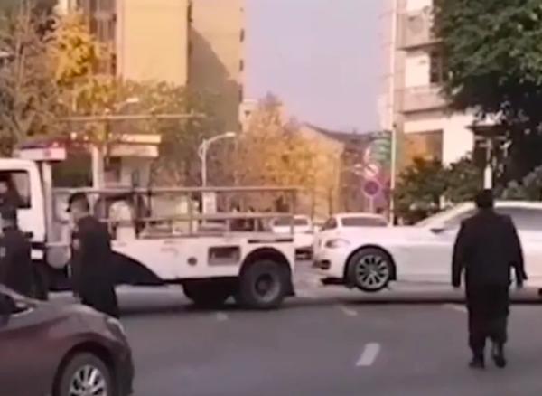 男子进医院停车，被门卫告知没有车位，强行将车停门口锁车离开休闲区蓝鸢梦想 - Www.slyday.coM