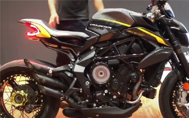 改杜卡迪同款离合盖的奥古斯塔,排量798cc,还配"单摇臂"