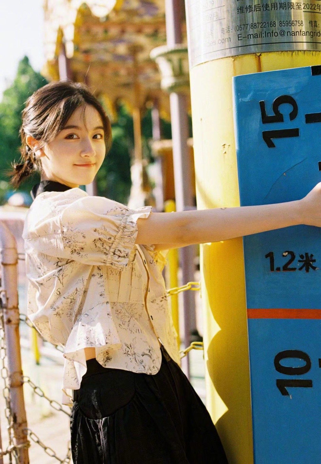 李兰迪六一双马尾印花衬衫造型……_高清图集_新浪网