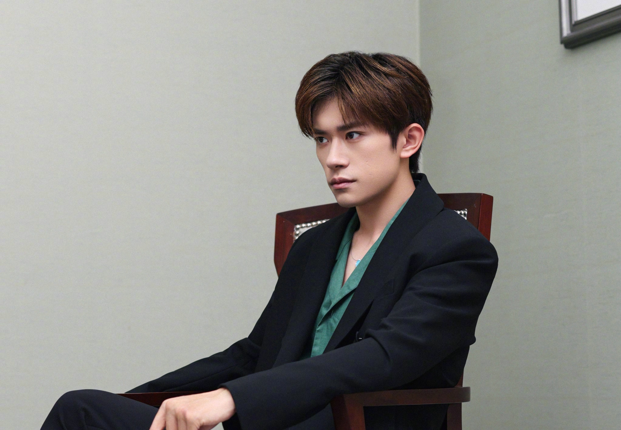 易烊千玺今日活动造型西装造型搭配绿色衬衫