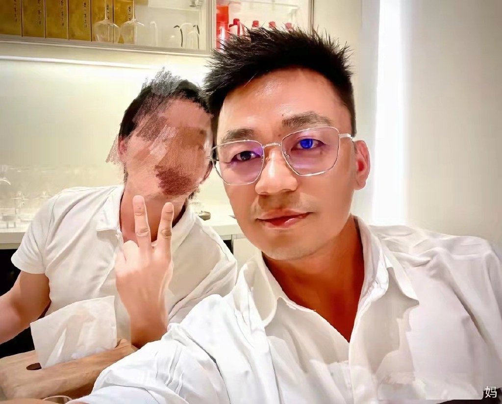 40岁王宝强大变样穿白衬衫戴细框眼镜太斯文神似汪小菲有内涵