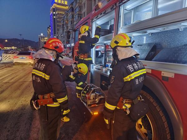 通化支队圆满完成元宵节焰火晚会现场保卫工作休闲区蓝鸢梦想 - Www.slyday.coM 通化支队圆满完成元宵节焰火晚会现场保卫工作休闲区蓝鸢梦想 - Www.slyday.coM