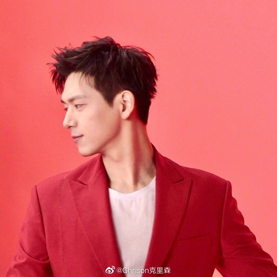 李现一身j.truseam西装亮相jd宣传短片,从头红到腿