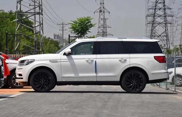 车长近6米后备箱超大无疑是兼任商务和家用的林肯领航员