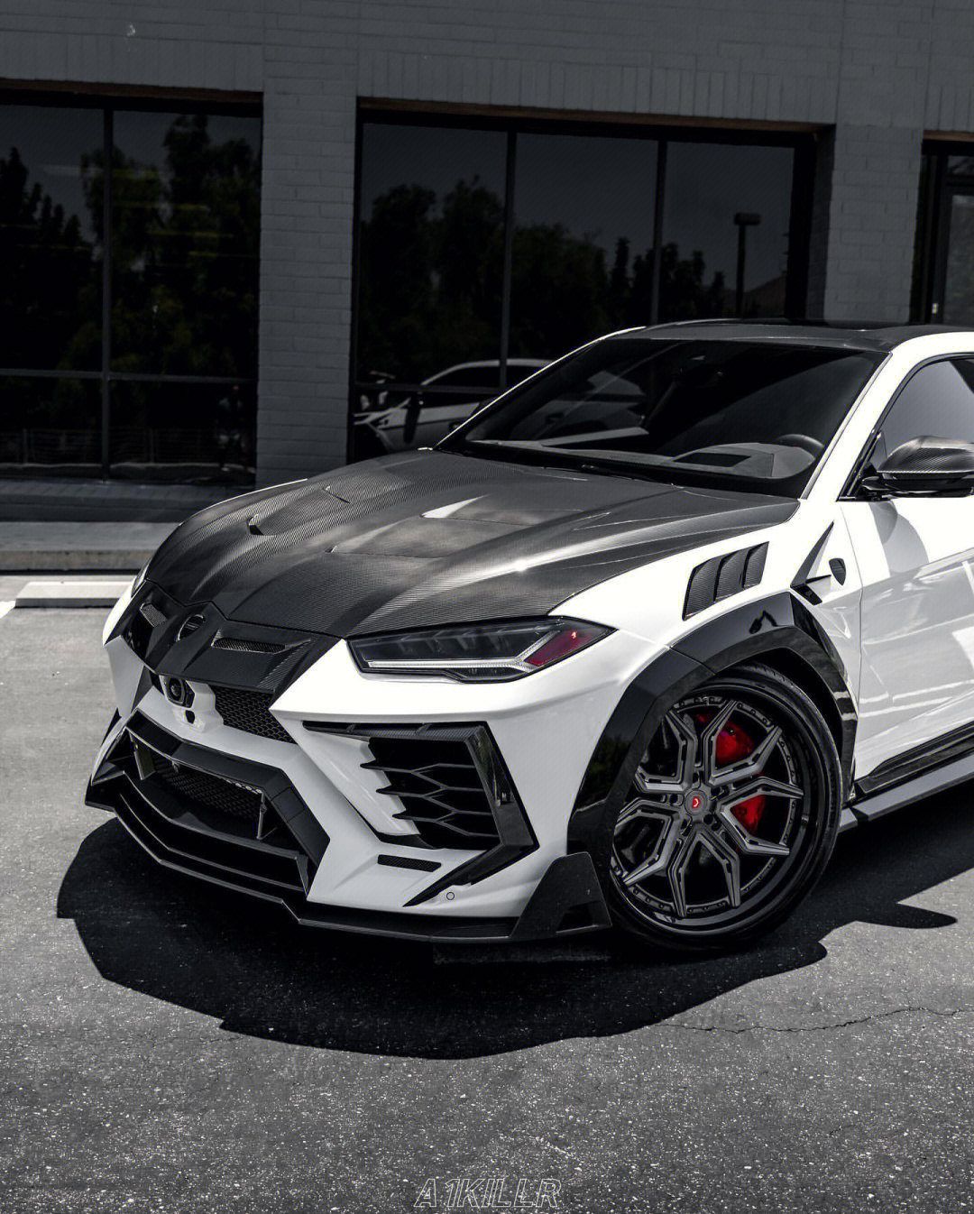 侧面车身线条流畅一条锋利腰线贯穿车体