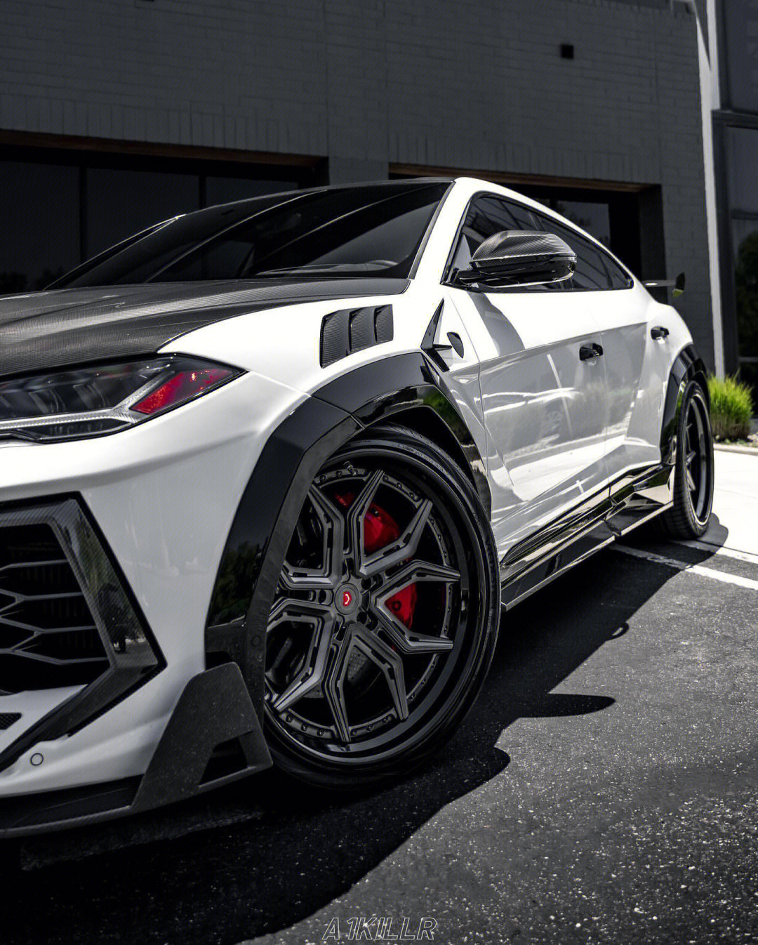 侧面车身线条流畅一条锋利腰线贯穿车体