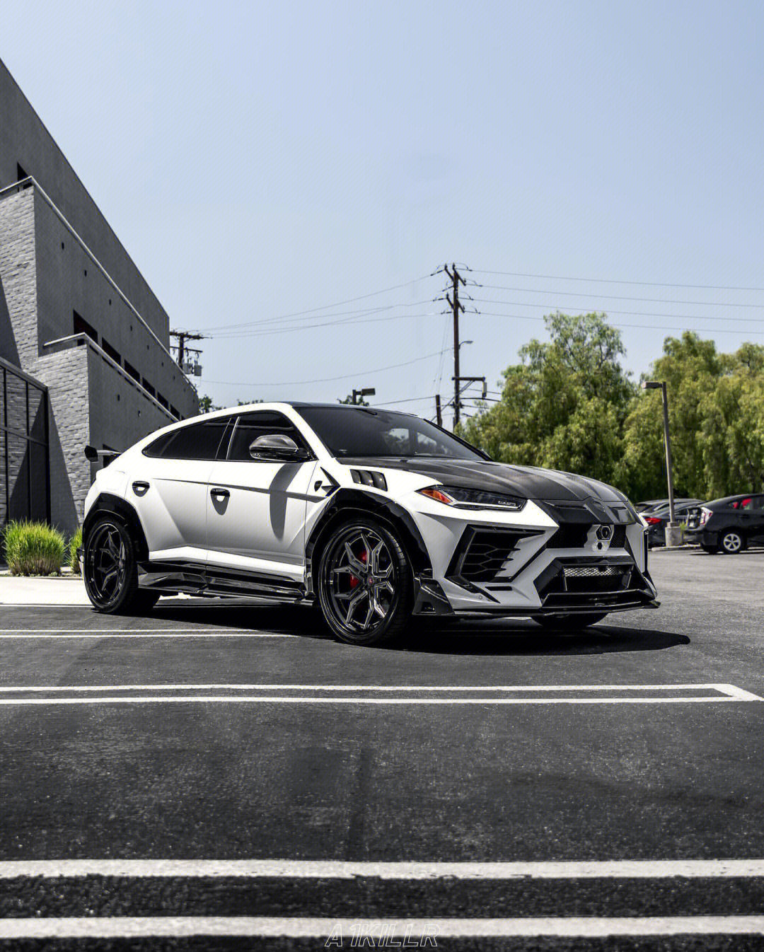 侧面车身线条流畅一条锋利腰线贯穿车体