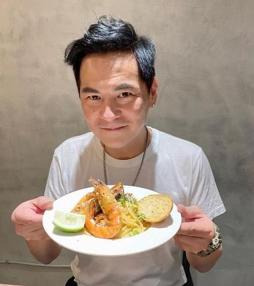 发病险情:敲击浴缸求救,才捡回一条命|黄鸿升|马国贤|浴室_新浪新闻