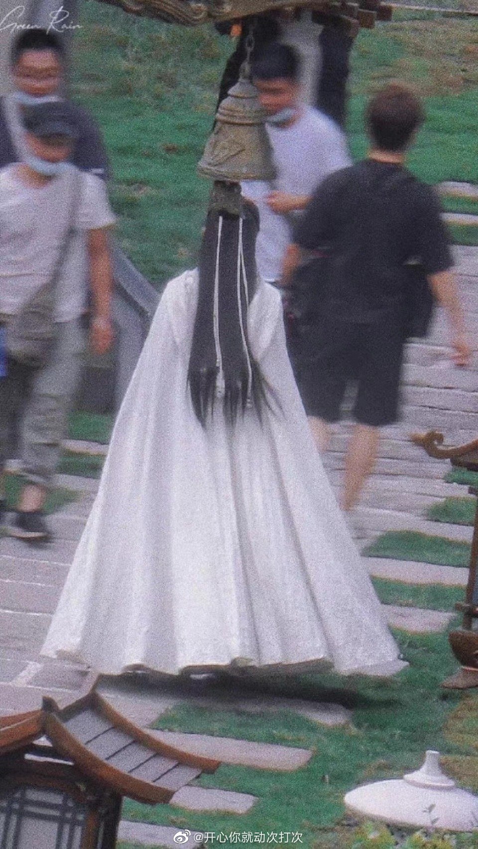 成毅这组白衣造型背影图好仙!_高清图集_新浪网