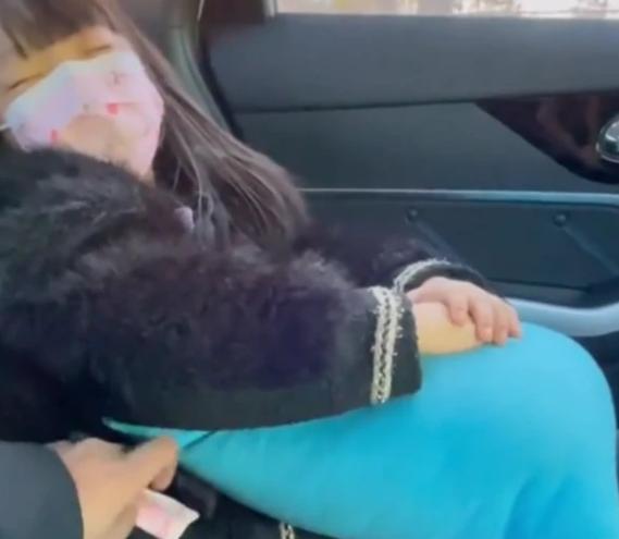 太暖了！河南一父亲每天带女儿跑网约车，乘客偷塞100块孩子口袋休闲区蓝鸢梦想 - Www.slyday.coM