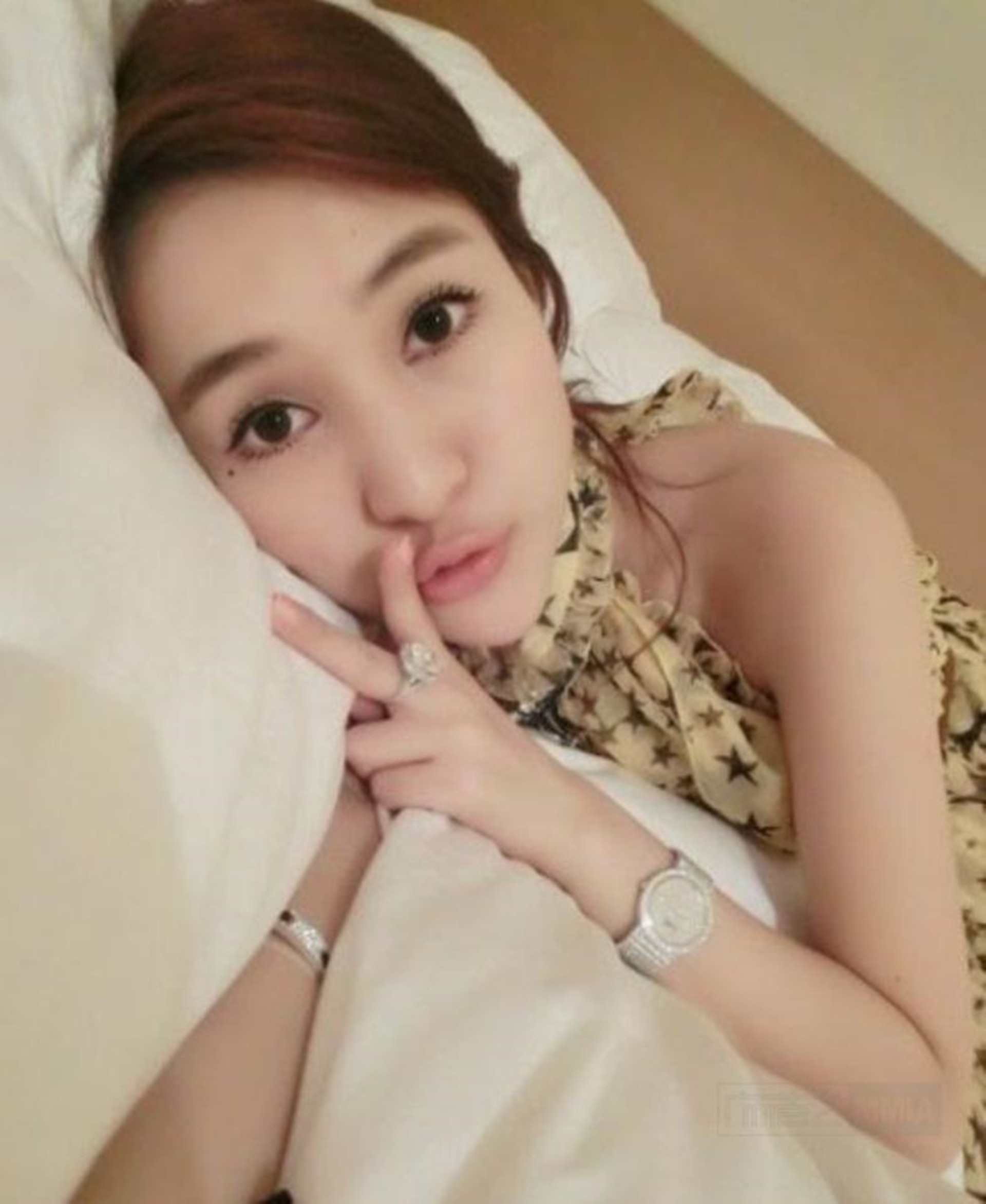 郭美美的真名是郭美玲,是她的妈妈机缘巧合之下,认识了一位算命先生