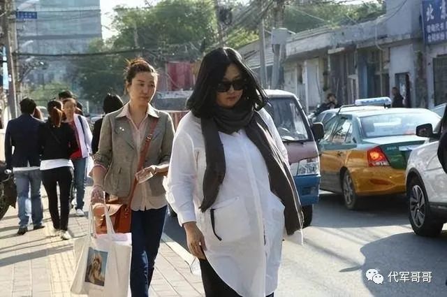 她捧红男友张铁林，25岁未婚生女反遭抛弃，如今48岁过得怎样？|侯俊杰|张铁林|女儿_新浪新闻