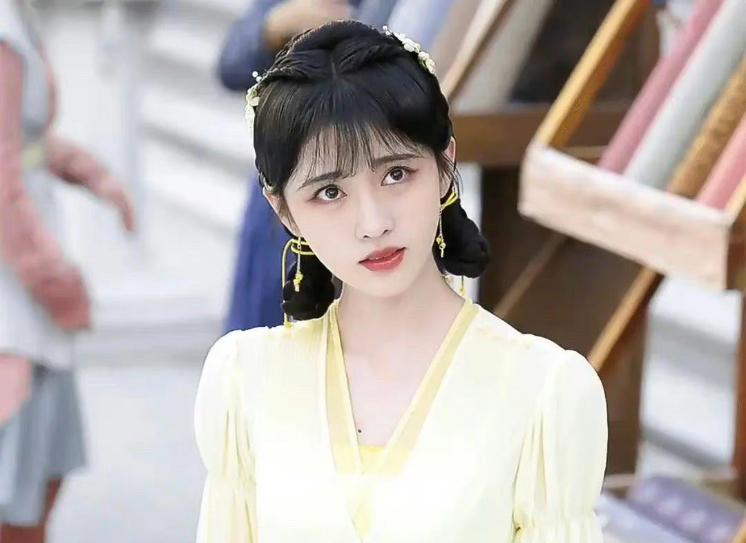 有网友说鞠婧祎的发际线粉涂的有点多……_高清图集_新浪网