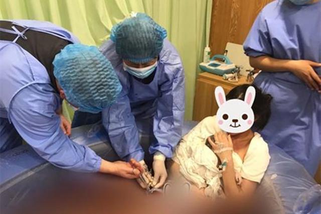 谢依霖官宣生娃,晒和老公及新生儿躺浴缸照,为何钟情水中分娩