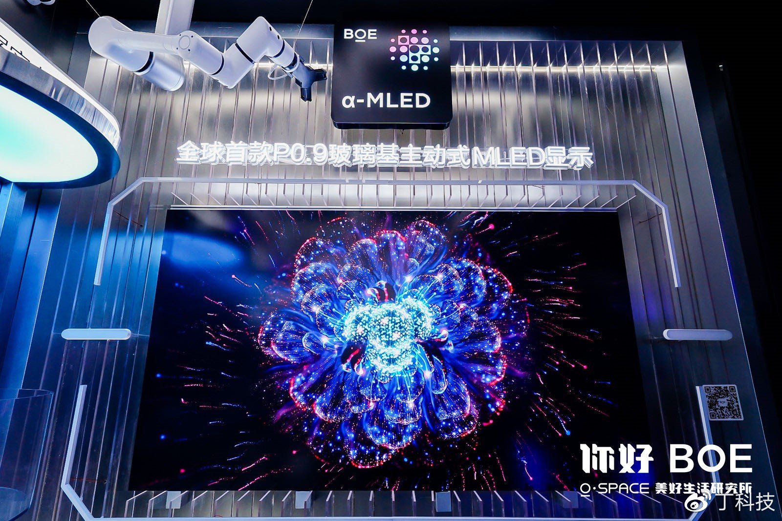 有一堆积木,洋洋打算每9块放一小盒,可以放几小盒?还剩几块...