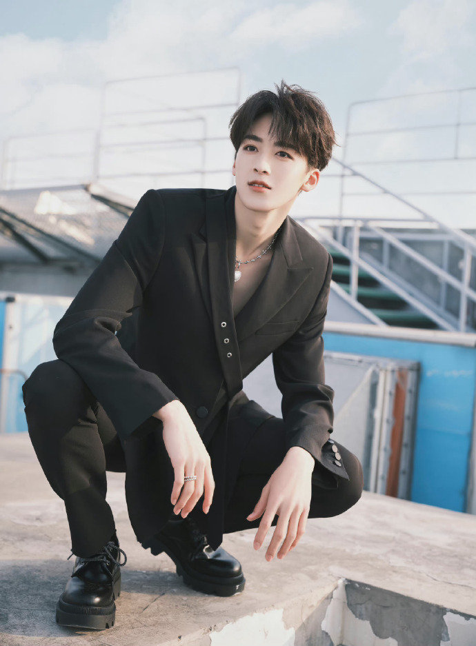 何洛洛分享天台花絮图 v领西装性感帅气……__财经头条