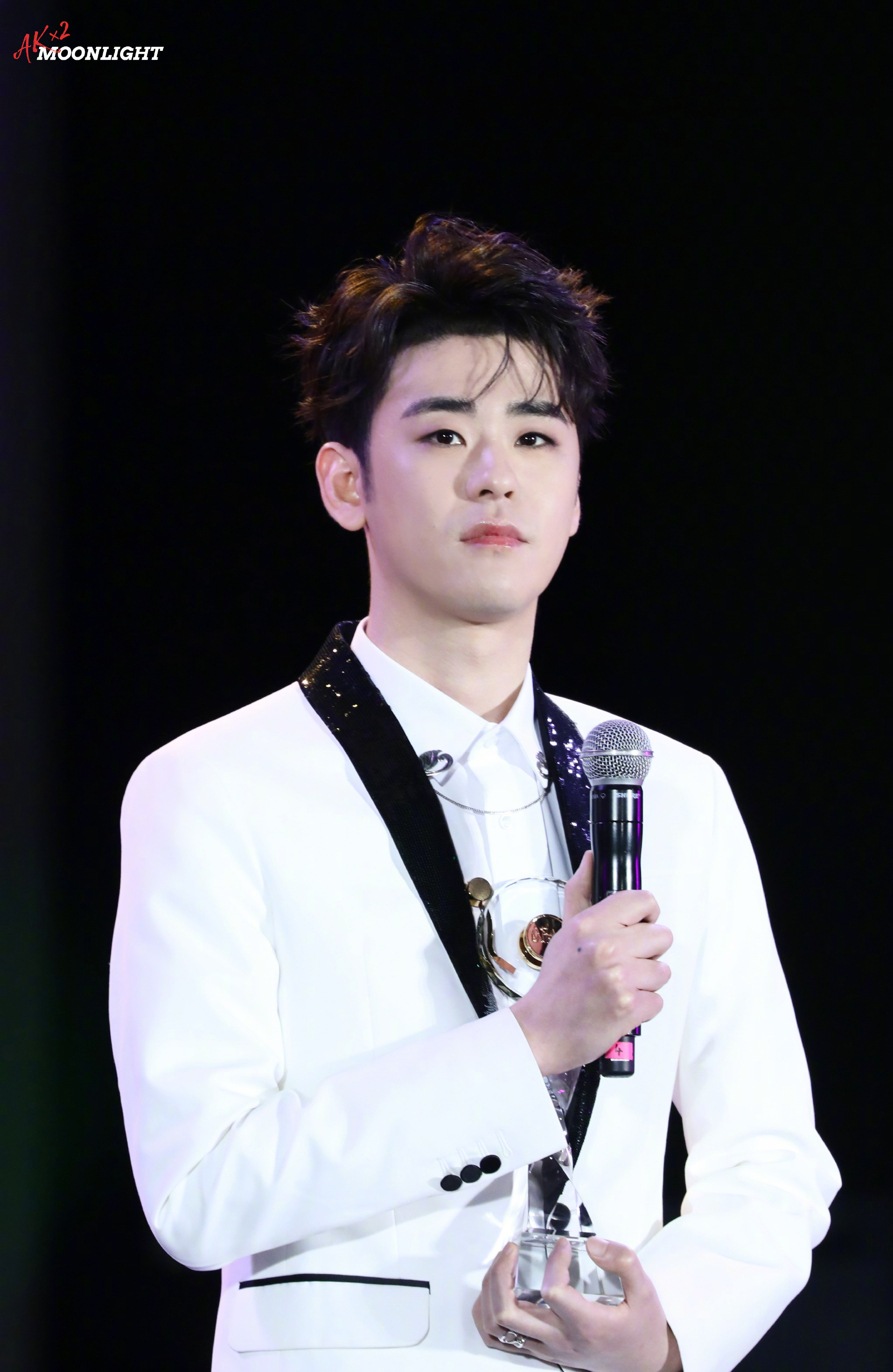 张云雷白西装造型,这就是白马王子该有的样子啊!……_高清图集_新浪网