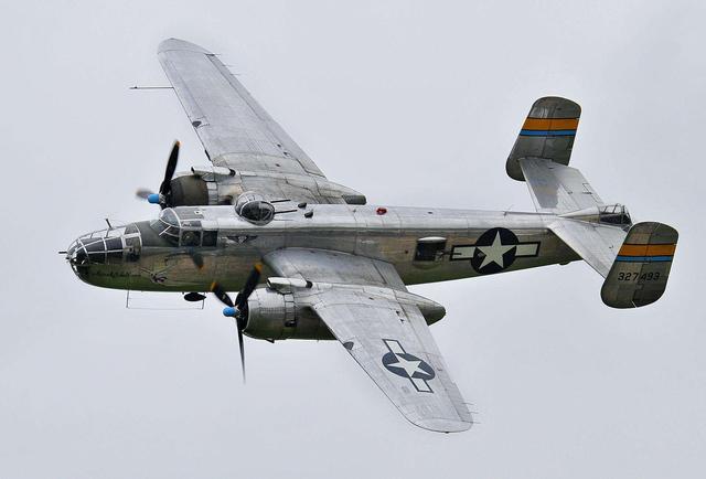 从"大黄蜂"号航空母舰上起飞的16架b-25轰炸机在东京上空投下炸弹