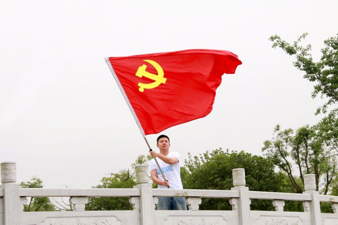 鲜艳的党旗炙热的红星