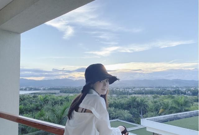 琉璃开播啦8月7日袁冰妍穿粉色上衣现身尽显简约时尚风格