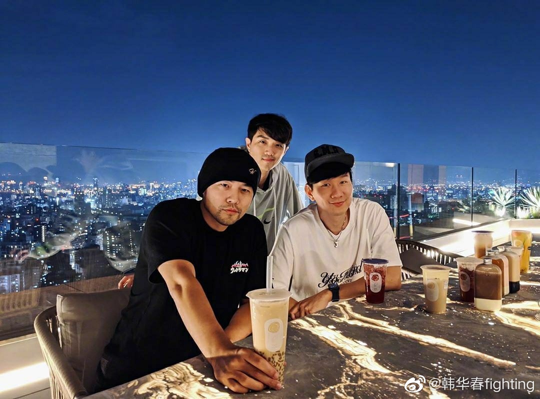 孙俪邓超穿情侣装过七夕节,周杰伦昆凌晒夕阳下甜蜜合照