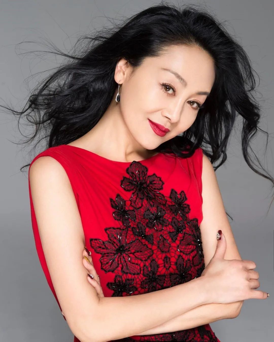 王姬80年代海外创业却遗憾终身为照顾28岁儿子58岁仍在拼搏