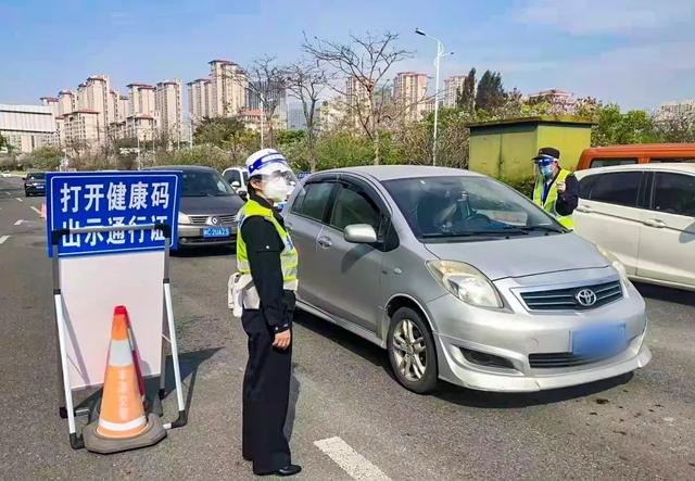 "这是车驾管中队指导员傅月媚17岁的儿子在她收拾