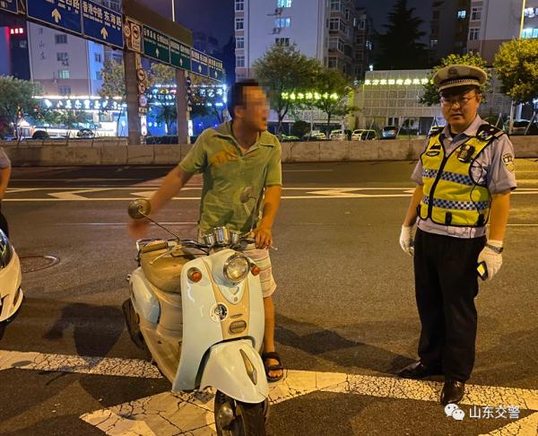 无牌无证上路被查，青岛一男子竟丢下亲儿开溜休闲区蓝鸢梦想 - Www.slyday.coM