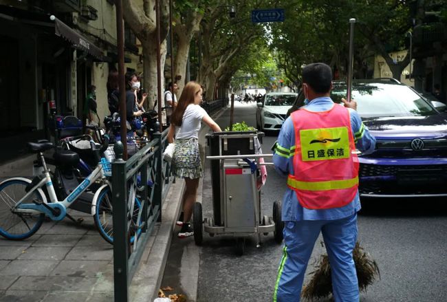 Prada菜场外,女子一个举动让人瞠目结舌…网友怒了!休闲区蓝鸢梦想 - Www.slyday.coM Prada菜场外,女子一个举动让人瞠目结舌…网友怒了!休闲区蓝鸢梦想 - Www.slyday.coM
