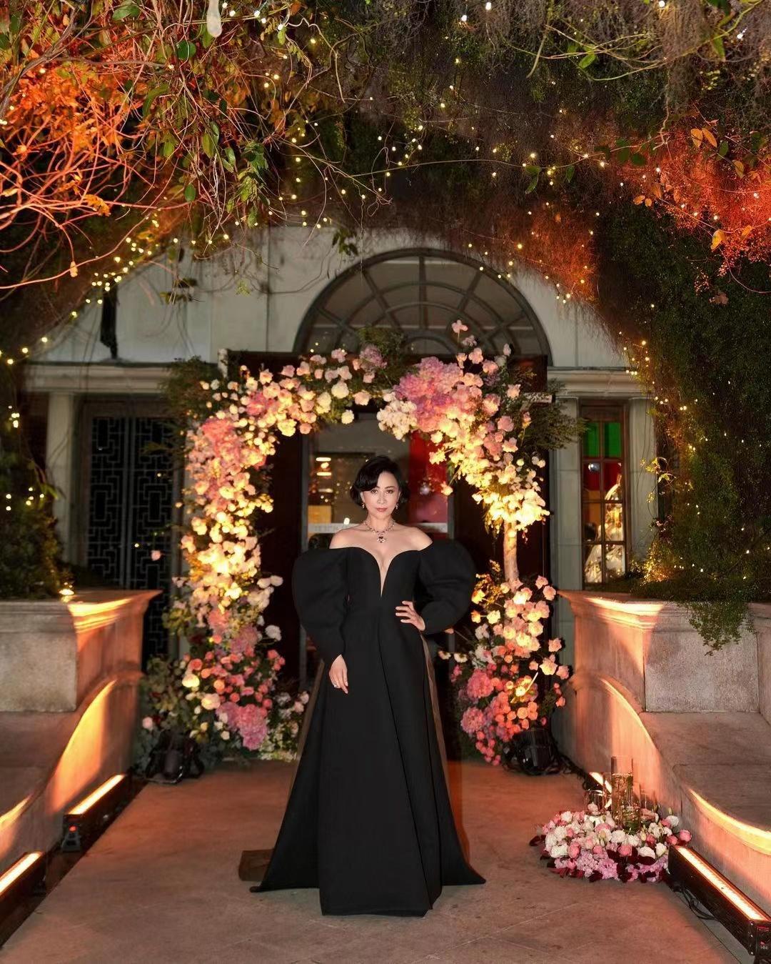 56岁阔太刘嘉玲上海庆生穿深v裙戴上亿珠宝太惊艳影帝也来了