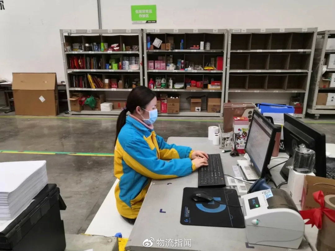 程苗:被疫情"改造"成搬运工的女文员