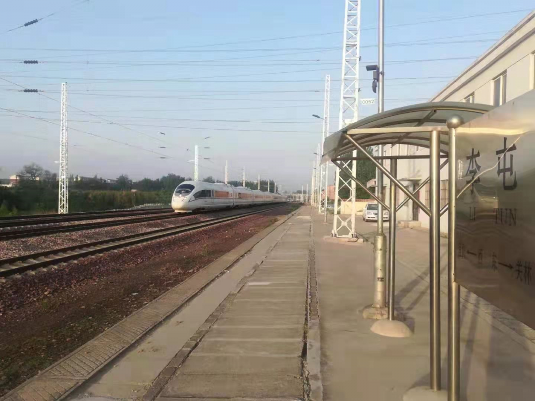 "1998年以前,洛宜铁路上曾开通往返洛阳,宜阳的小慢车,3节绿皮车厢