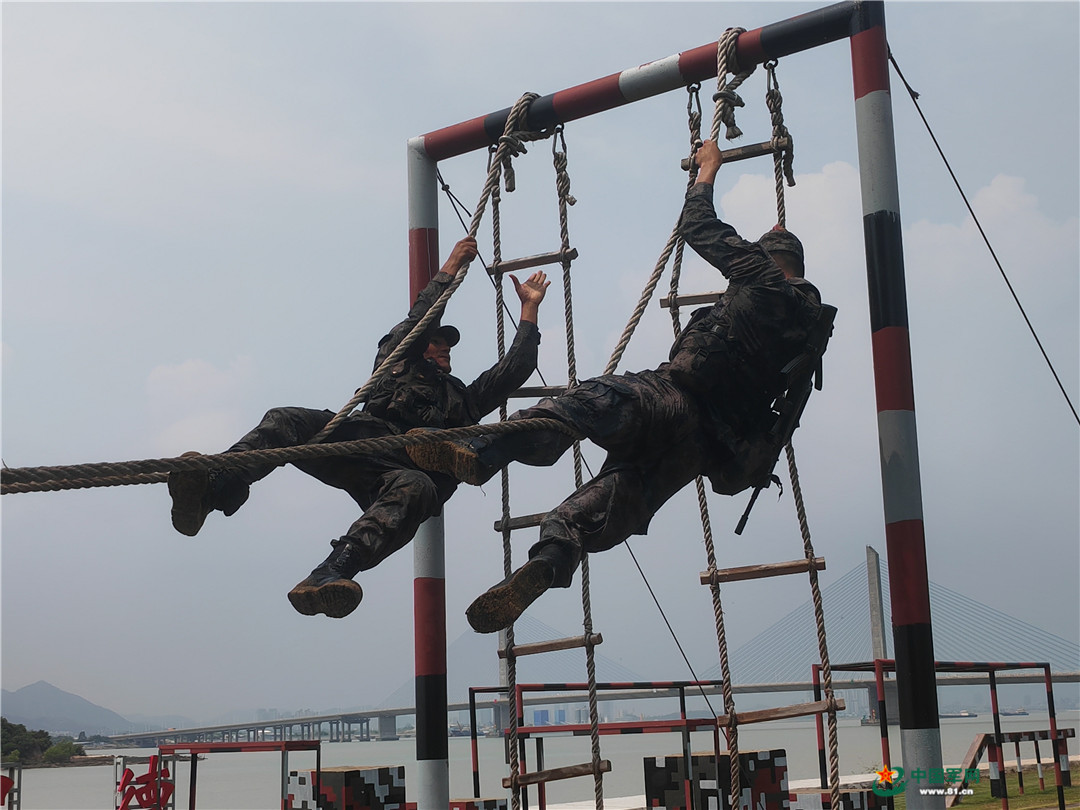 南部战区陆军某旅组织官兵开展极限体能训练|战区|陆军|官兵_新浪新闻