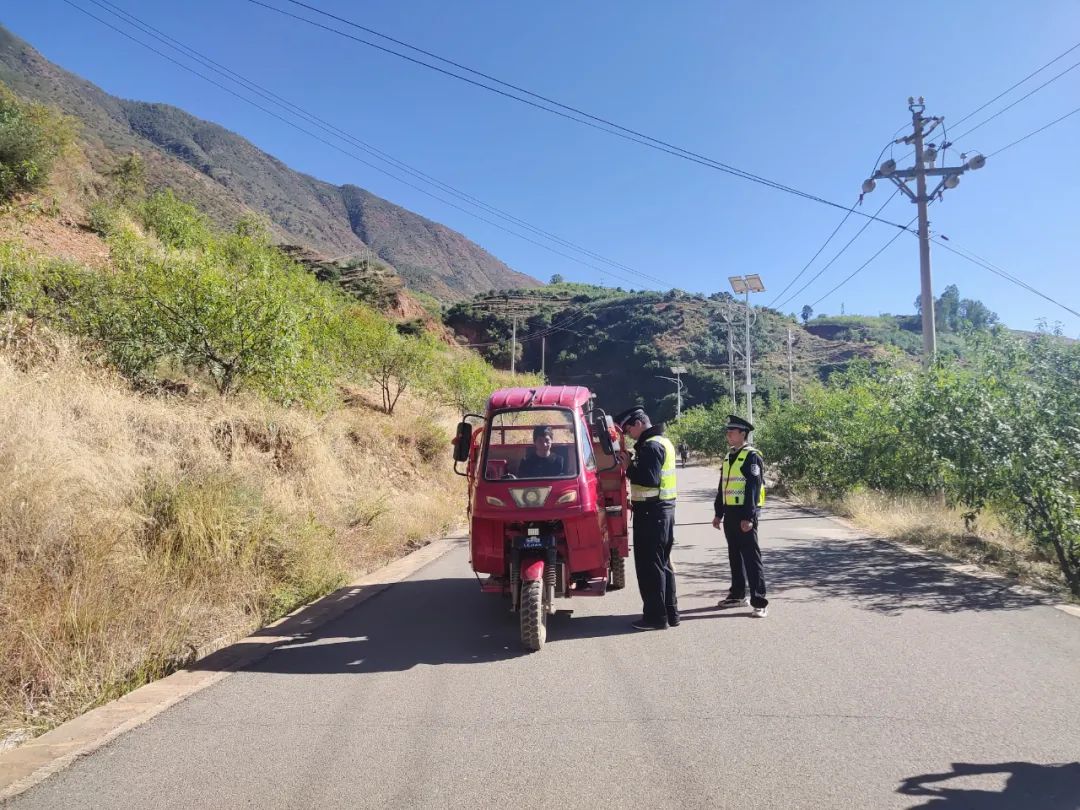 永胜鲁地拉镇派出所开展道路交通安全整治
