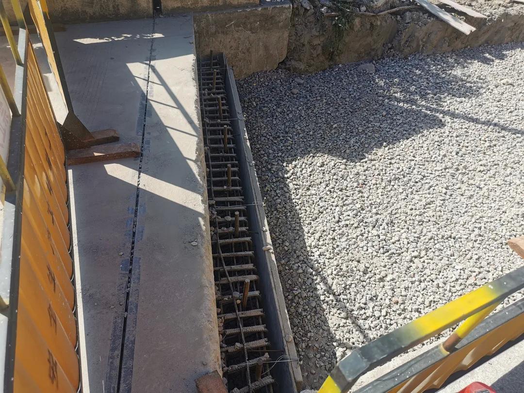 垫板,过渡板,过渡段施工,桥台牛角施工,新老混凝土搭接设传力杆▲沥青