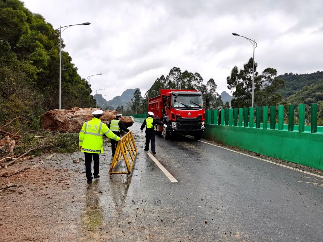 注意柳州这地危岩崩塌百吨巨石拦路预计修复时间要一周