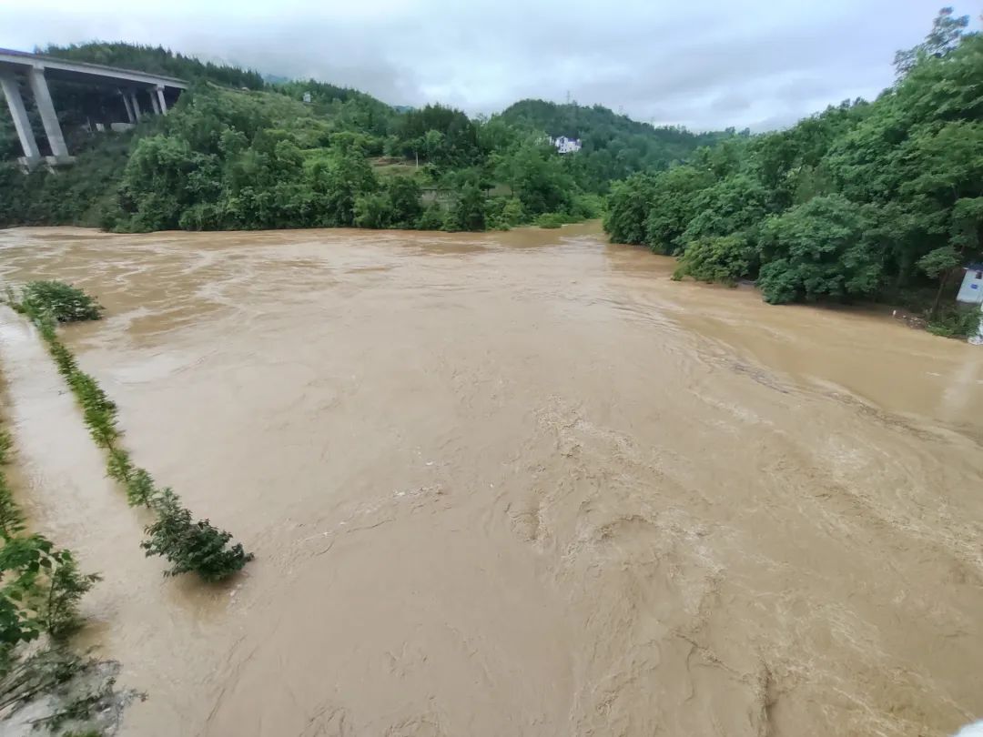 贵州5地出现特大暴雨多处高速公路临时管制