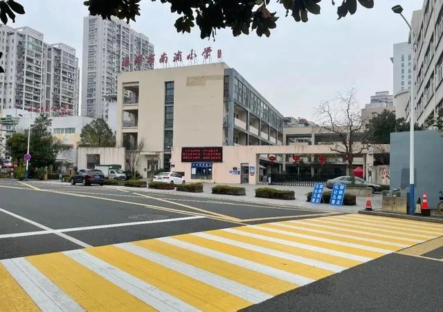 温州市南浦小学南塘校区西校门门口就是南塘街街上一条黄白相间的斑马