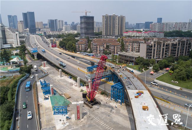 南京机场二通道完成跨软件大道钢箱梁吊装