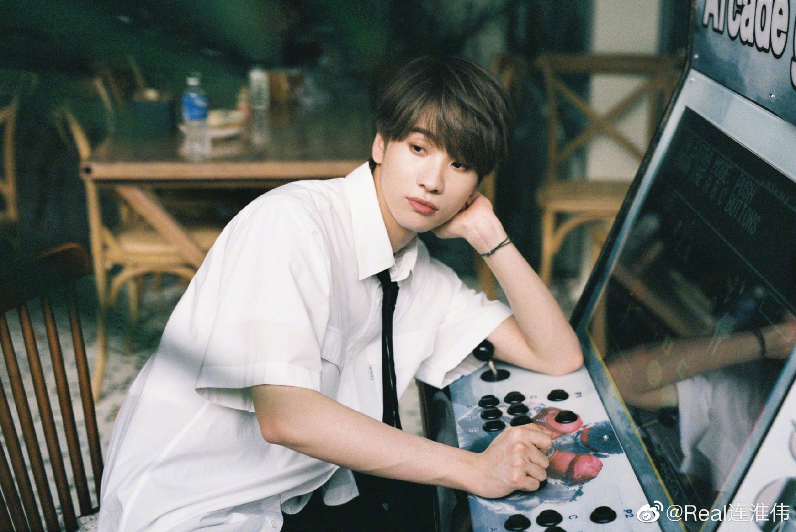 连淮伟最新的学院风写真真的好清新啊~_高清图集_新浪网