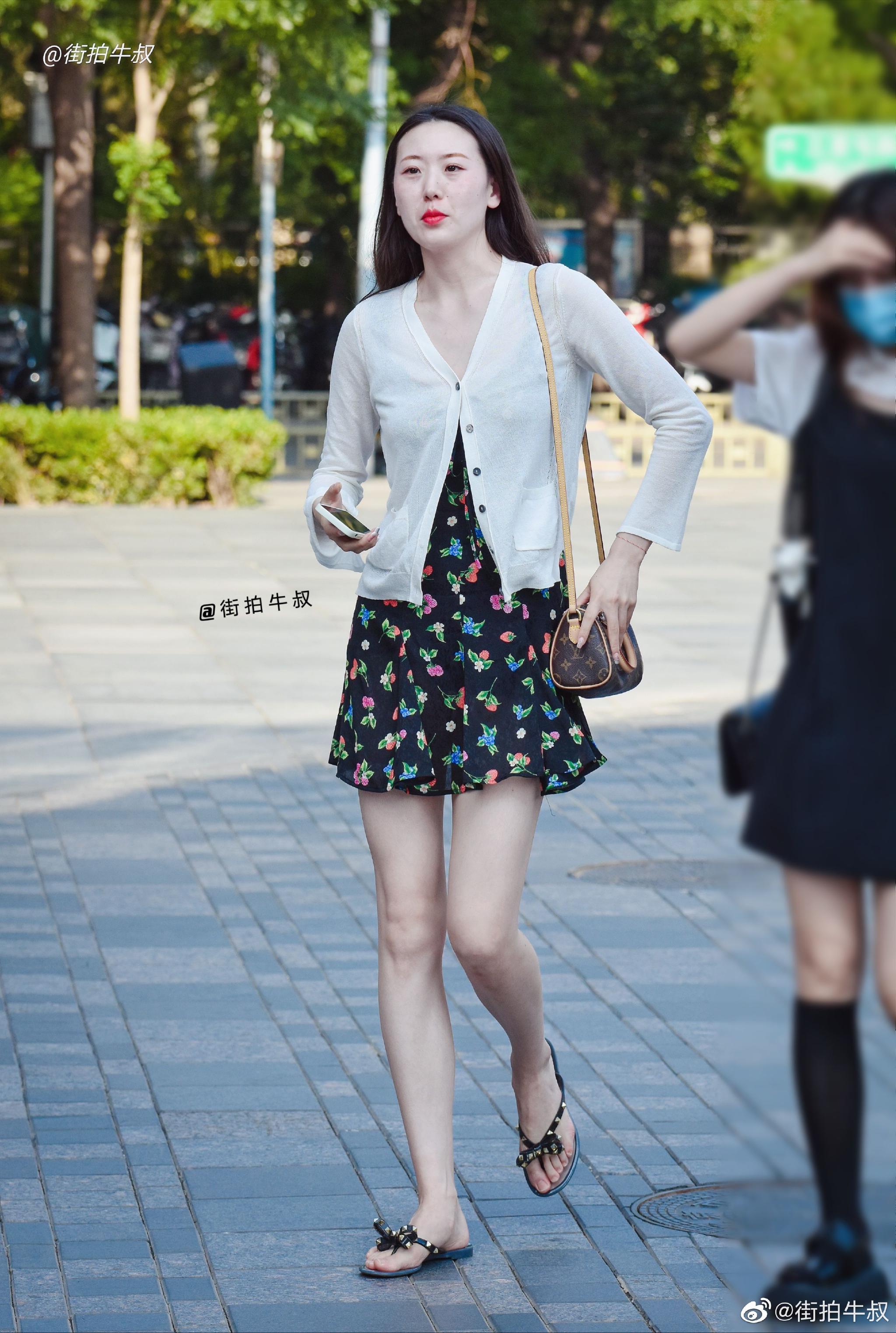 碎花裙搭配蝴蝶结人字拖漂亮