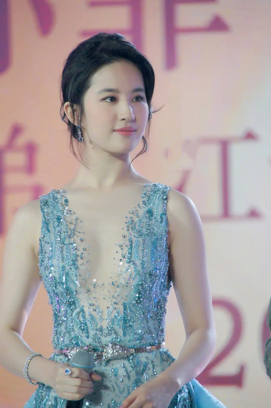 刘亦菲礼服造型合集古典美女也超适合端庄大气的装扮美爆了