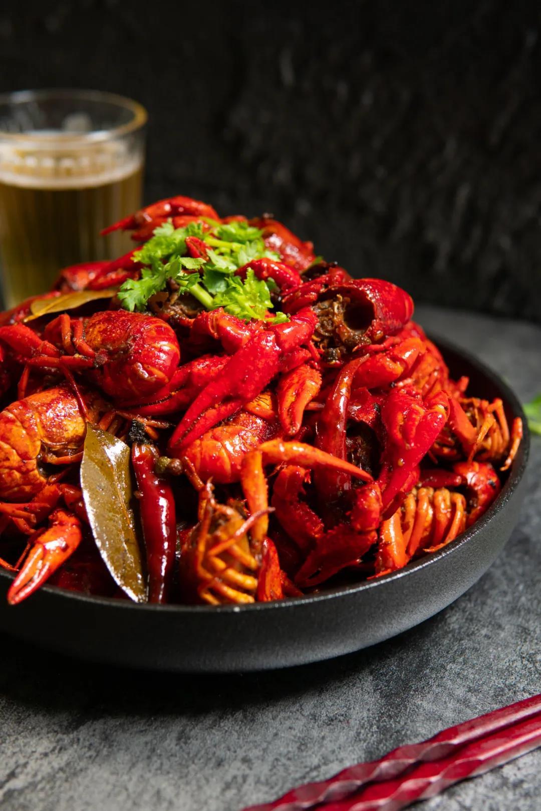 小龙虾是夏天的标配,一盘红光油亮香辣逼人的麻辣小龙虾