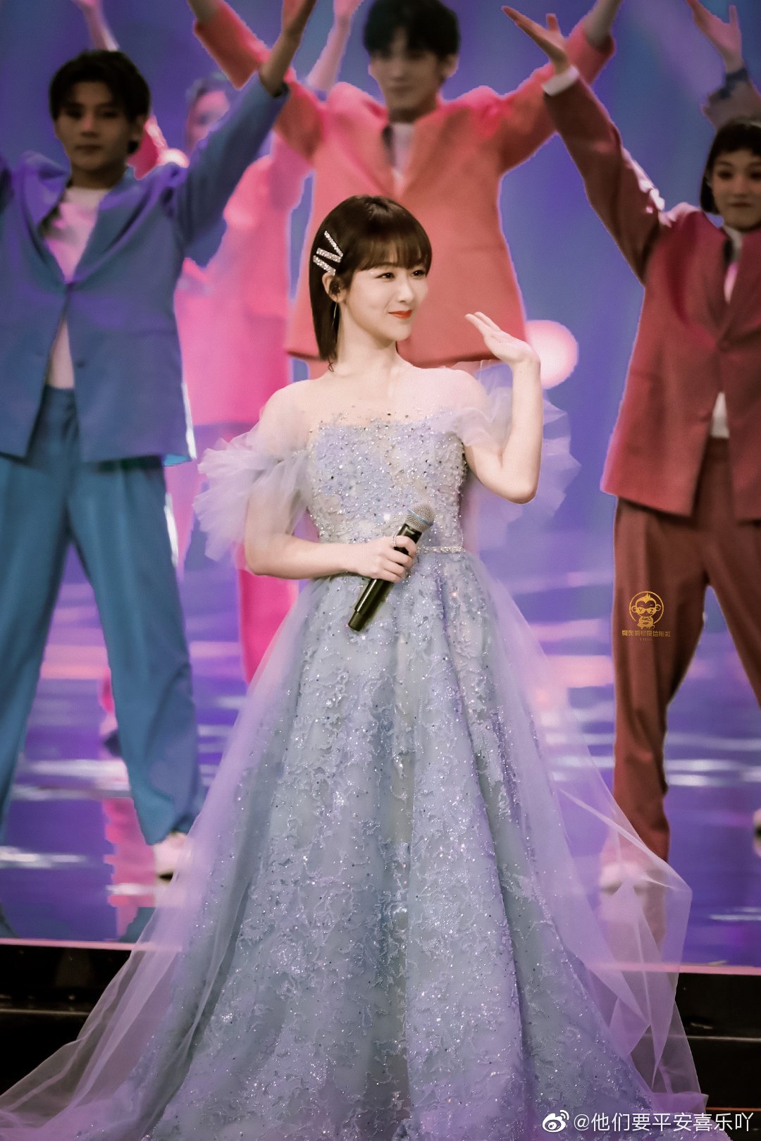 杨紫雾蓝长裙亮相东方卫视跨年连唱四首歌愿望是拍好戏