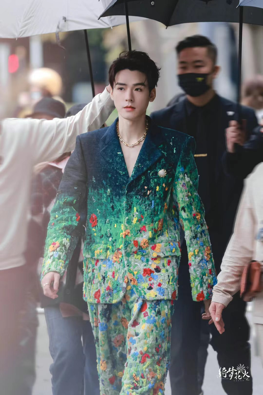 龚俊最新造型绿色花西装都能hold住表现力好绝此前