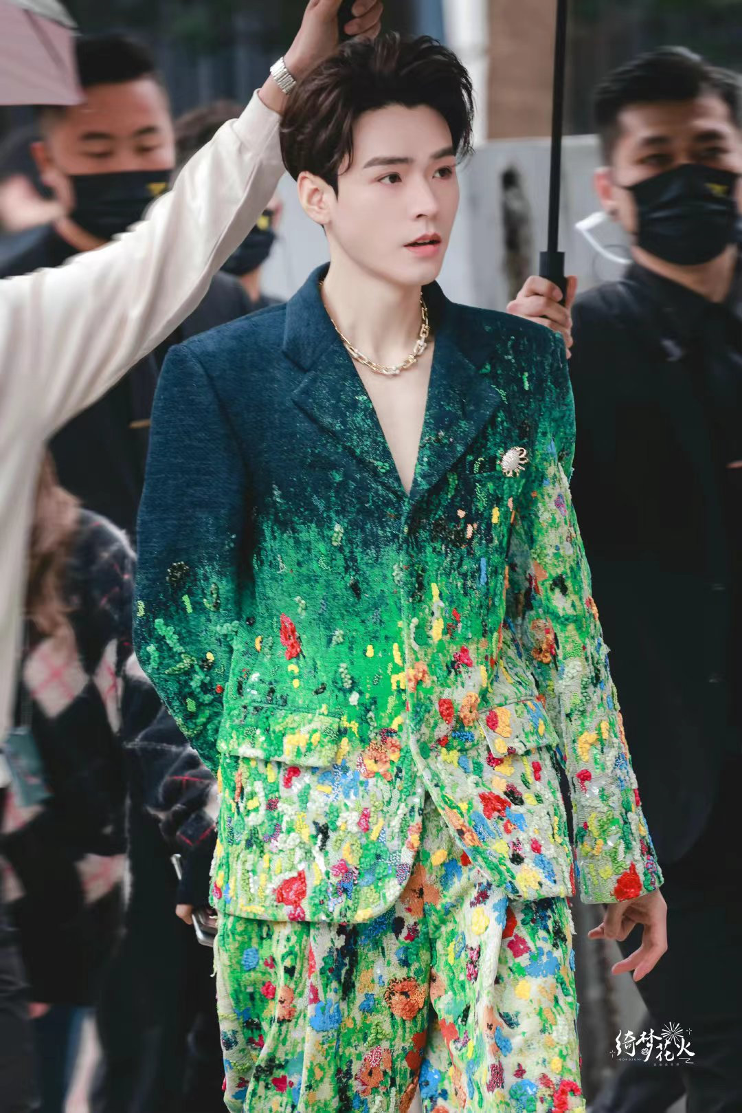 龚俊最新造型绿色花西装都能hold住表现力好绝此前