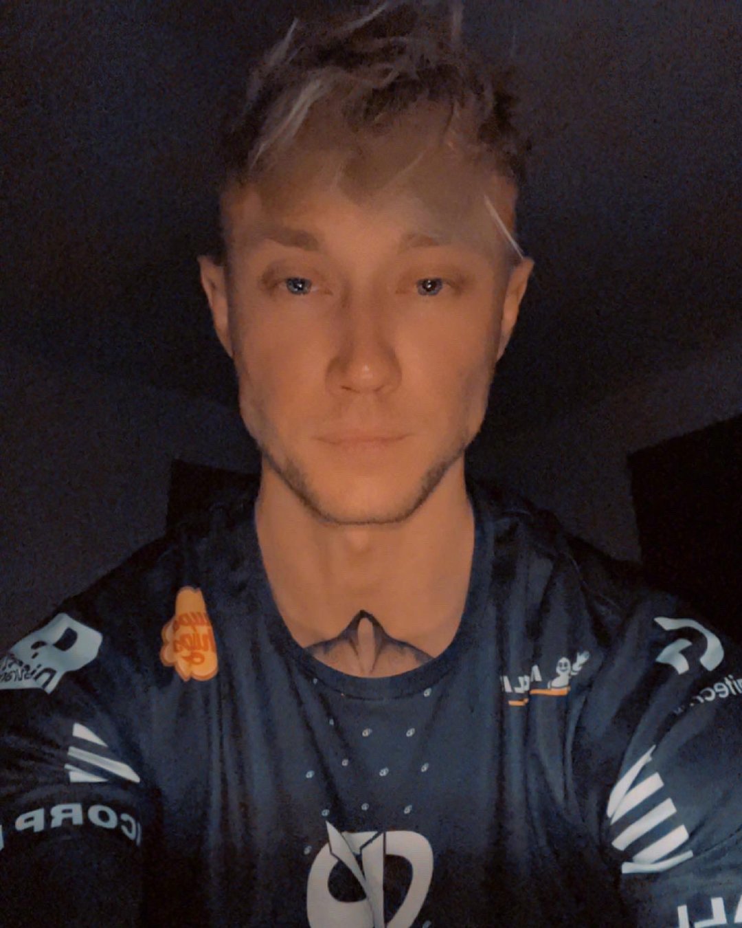 欧成rekkles又来晒照了这是在展示自己的新发型