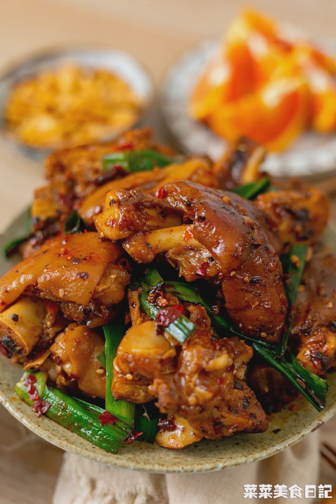 最后出炉的猪蹄呀,肉酥,皮糯,筋烂,鲜香带辣,齿颊留香.