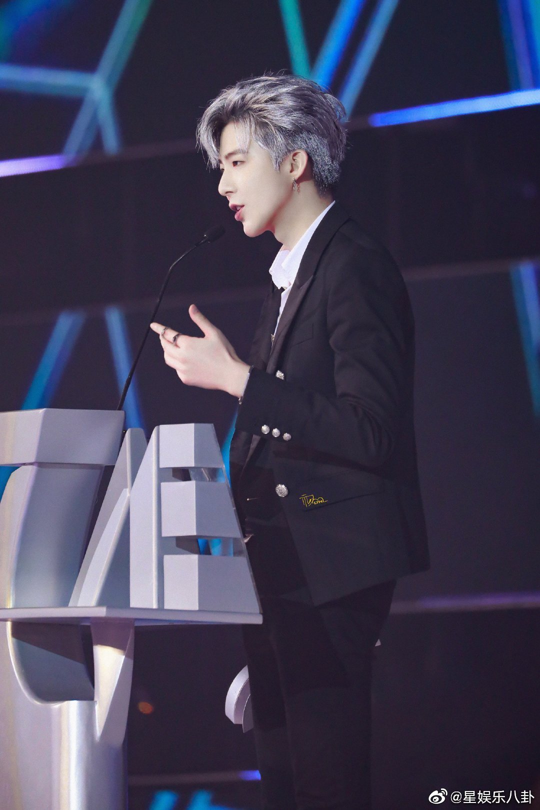 品品刘宇宁这组神仙饭拍图:银发梦幻唯美像极了漫画里的男孩,古风造型